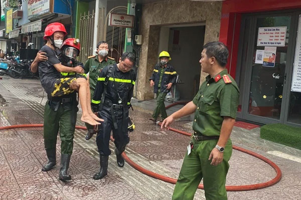 Clip: Đang khởi động, xe máy bất ngờ bốc cháy ngùn ngụt ở cây xăng-1