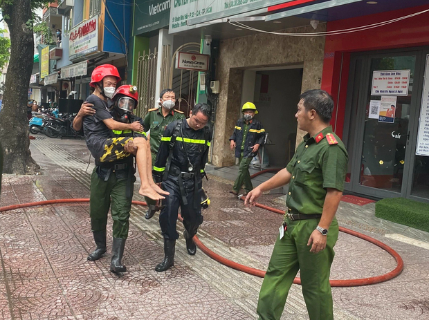 TP.HCM: Nhà 6 tầng bốc cháy, Cảnh sát bế người đàn ông bị mắc kẹt thoát nạn-1