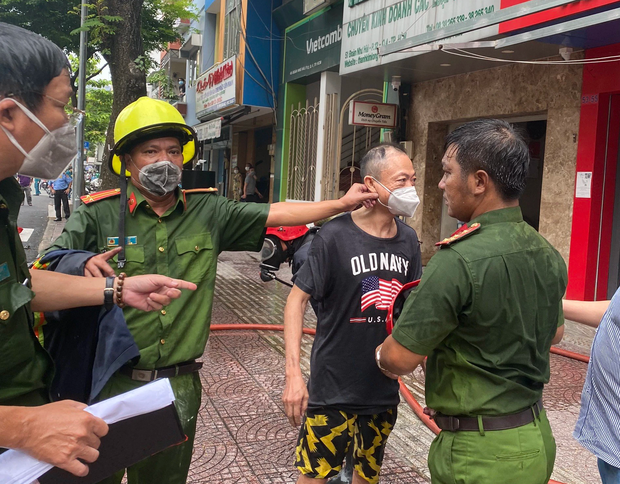 TP.HCM: Nhà 6 tầng bốc cháy, Cảnh sát bế người đàn ông bị mắc kẹt thoát nạn-2