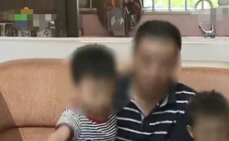 Cháu bé 5 tuổi vô tình nuốt phải viên bi thủy tinh, sau khi đưa đến bệnh viện, bác sĩ dùng vật dụng khó tin giải cứu thành công-1