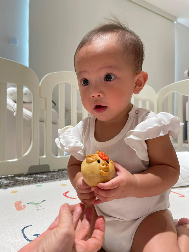 Hồ Ngọc Hà nổi tiếng chăm con khéo, nhưng nhìn dáng ngồi này của Lisa nhiều mẹ góp ý ngay, chuyên gia nói gì?-1