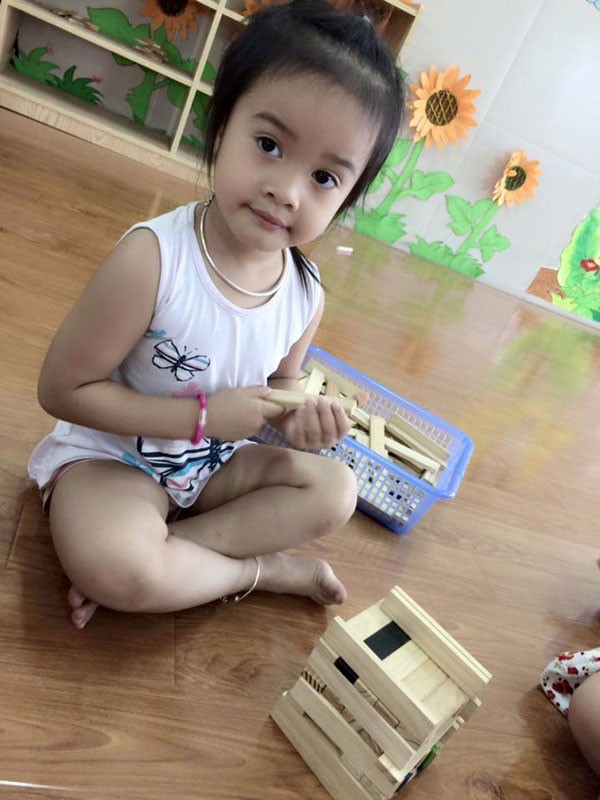 Hồ Ngọc Hà nổi tiếng chăm con khéo, nhưng nhìn dáng ngồi này của Lisa nhiều mẹ góp ý ngay, chuyên gia nói gì?-4