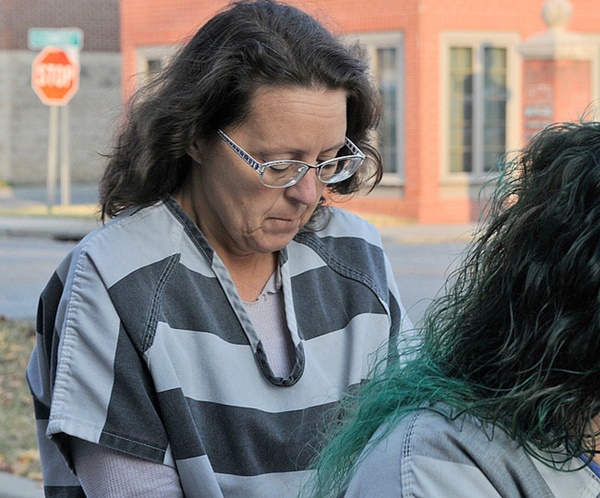 Khi đàn bà đứng núi này trông núi nọ: Thấy hàng xóm giàu có liền quay sang tán tỉnh, giết luôn chồng nhưng nào lừa phỉnh được ai-5