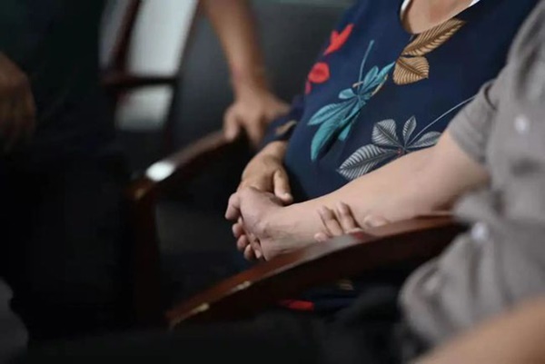 Bà mẹ kiên trì 32 năm ngày nào cũng ra bến tàu đứng đợi con trai đi lạc, cảnh đoàn tụ phép màu khiến ai cũng phải khóc nghẹn-4