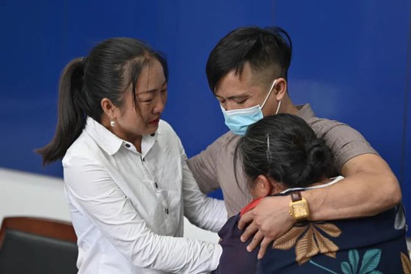 Bà mẹ kiên trì 32 năm ngày nào cũng ra bến tàu đứng đợi con trai đi lạc, cảnh đoàn tụ phép màu khiến ai cũng phải khóc nghẹn-3