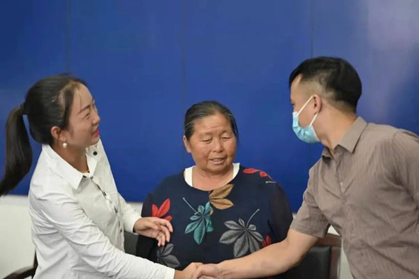 Bà mẹ kiên trì 32 năm ngày nào cũng ra bến tàu đứng đợi con trai đi lạc, cảnh đoàn tụ phép màu khiến ai cũng phải khóc nghẹn-2