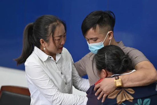 Bà mẹ kiên trì 32 năm ngày nào cũng ra bến tàu đứng đợi con trai đi lạc, cảnh đoàn tụ phép màu khiến ai cũng phải khóc nghẹn