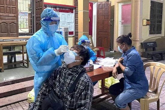 Mẹ và con trai mới sinh bị sốt nên xin đi test nhanh, kết quả dương tính với SARS-CoV-2