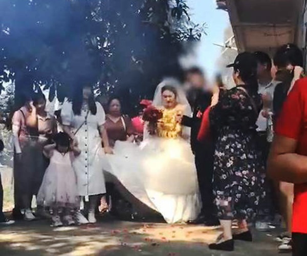 Cô dâu đeo 60 chiếc vòng vàng trong đám cưới gây xôn xao-3