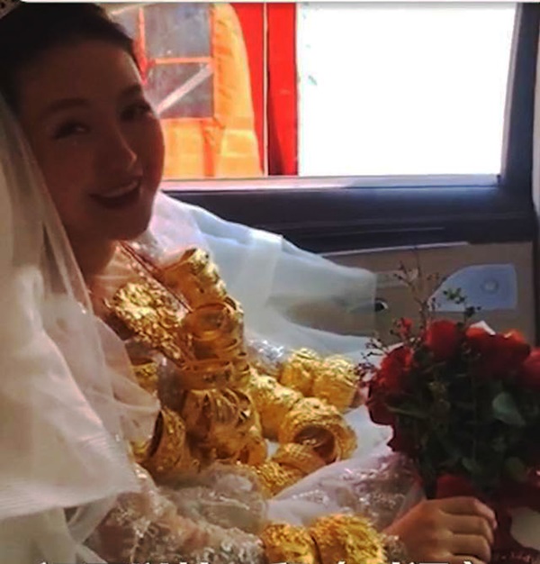 Cô dâu đeo 60 chiếc vòng vàng trong đám cưới gây xôn xao-2