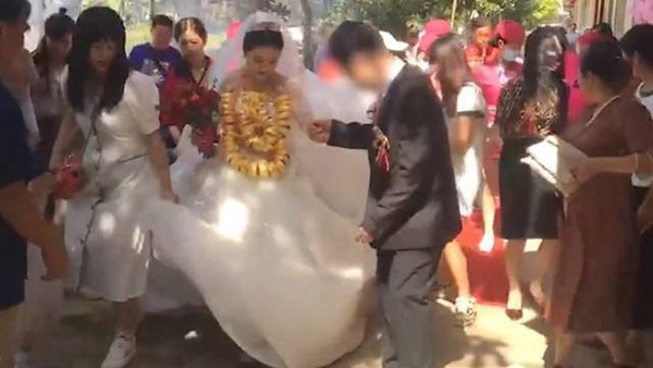 Cô dâu đeo 60 chiếc vòng vàng trong đám cưới gây xôn xao-1