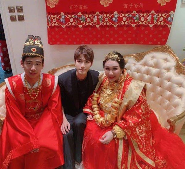 Cô dâu đeo 60 chiếc vòng vàng trong đám cưới gây xôn xao-6