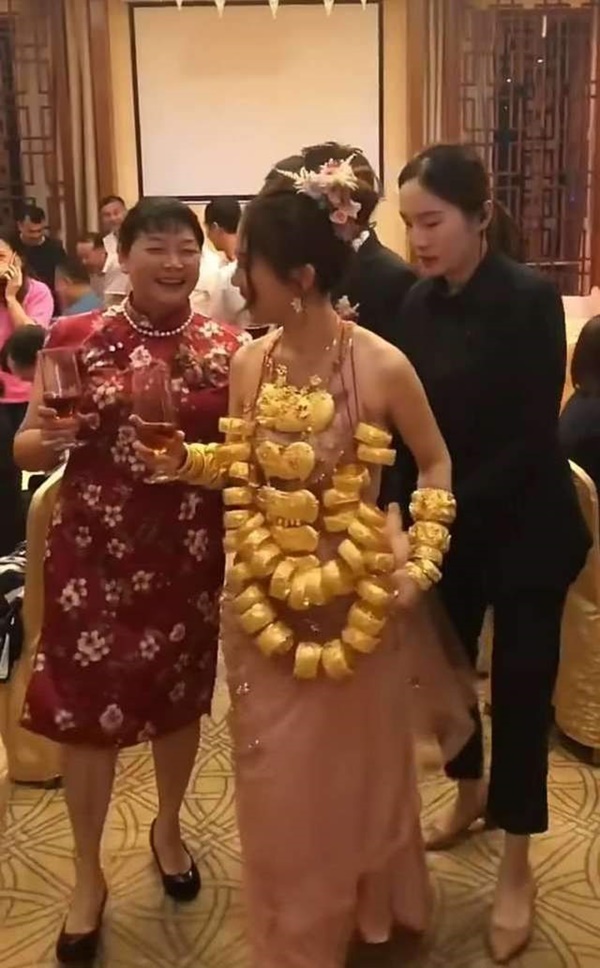 Cô dâu đeo 60 chiếc vòng vàng trong đám cưới gây xôn xao-5