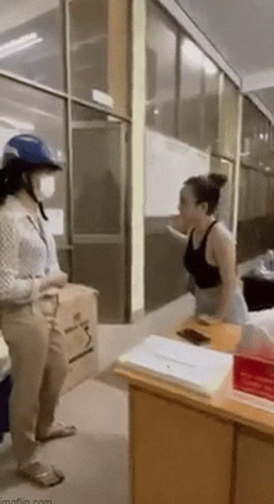 Lại thấy chị đại quận 4 không đeo khẩu trang đứng chống nạnh trước trụ sở công an-3