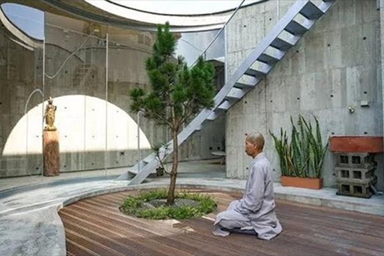 Ngắm ngôi nhà hiện đại đậm chất thiền định của sư cô lánh xa thế tục