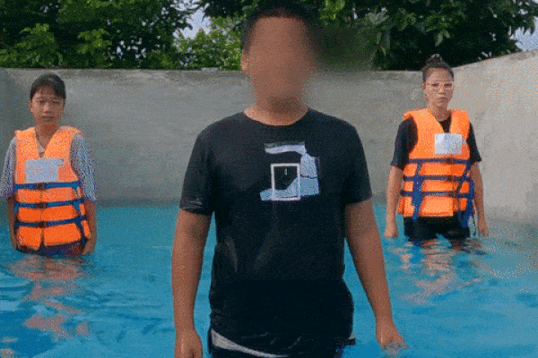 Thơ Nguyễn không biết điểm dừng: Tiếp tục kéo trẻ em vào video mô phỏng Squid Game bạo lực