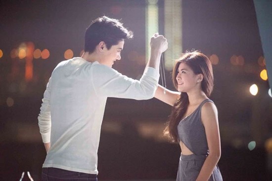 Nói dối vợ tăng ca nhưng mời nữ đồng nghiệp trẻ đi ăn tối, để rồi tình cờ nhìn sang bên kia đường mà chồng phải 