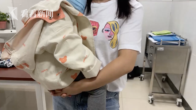 Bé gái 3 tuổi vừa ăn xong chạy ra ngoài thì bị ngã, nhìn thấy thứ con cầm trên tay, mẹ kinh hoàng vội đưa ngay đến bệnh viện-4