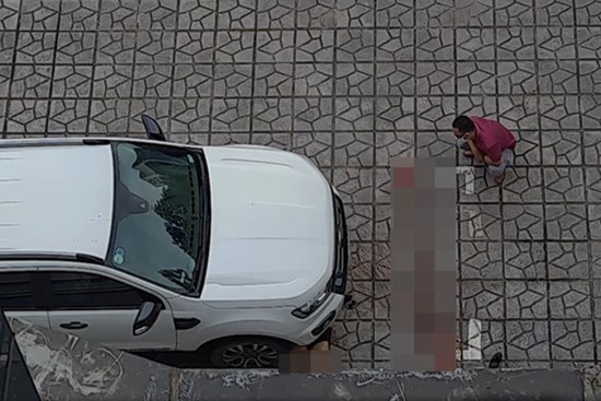 Hà Nội: Bàng hoàng phát hiện người phụ nữ tử vong dưới gầm xe con