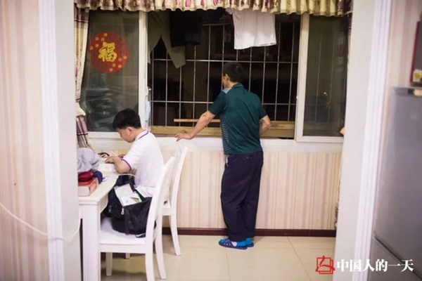 Ông bố cửu vạn dắt tay con trai 3 tuổi cùng đi bốc vác khiến toàn cõi internet chấn động năm xưa giờ có cuộc sống thế nào?-4