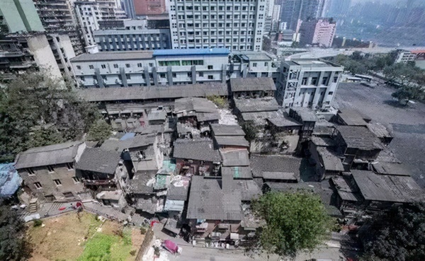 Ông bố cửu vạn dắt tay con trai 3 tuổi cùng đi bốc vác khiến toàn cõi internet chấn động năm xưa giờ có cuộc sống thế nào?-2