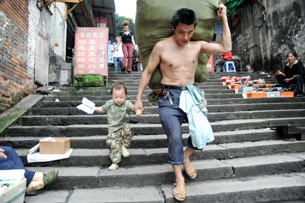 Ông bố cửu vạn dắt tay con trai 3 tuổi cùng đi bốc vác khiến toàn cõi internet chấn động năm xưa giờ có cuộc sống thế nào?-1