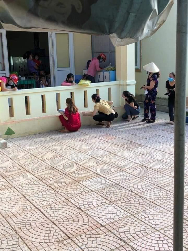 Dân tình hốt hoảng khi hàng loạt người lớn lăn lê bò toài giữa sàn nhà, biết được lý do mới thở phào: Tôi cũng từng như thế!-1