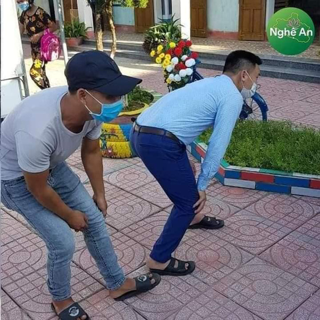 Dân tình hốt hoảng khi hàng loạt người lớn lăn lê bò toài giữa sàn nhà, biết được lý do mới thở phào: Tôi cũng từng như thế!-4