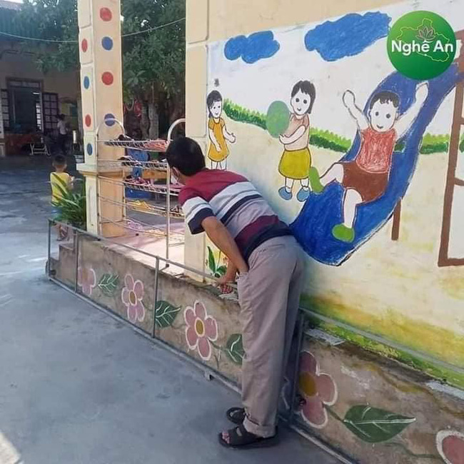 Dân tình hốt hoảng khi hàng loạt người lớn lăn lê bò toài giữa sàn nhà, biết được lý do mới thở phào: Tôi cũng từng như thế!-5