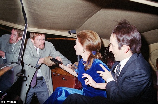 Vụ bắt cóc chấn động hoàng gia: Con gái Nữ hoàng Anh bị kẻ cầm súng khống chế, nói đúng vẻn vẹn 3 từ khiến tên tội phạm run sợ-2