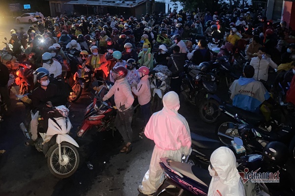 Về quê tránh dịch, cặp vợ chồng bất chấp nguy hiểm chở đồ đạc kín xe và bất ngờ nhất là không quên 5 người bạn trung thành này!-2