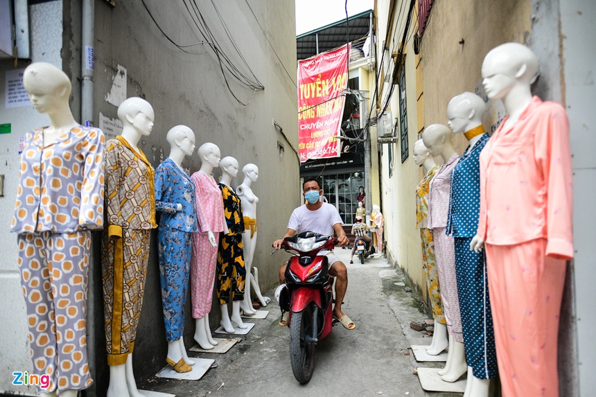 Chợ chân dài manequin vắng khách sau khi Hà Nội nới lỏng giãn cách-3