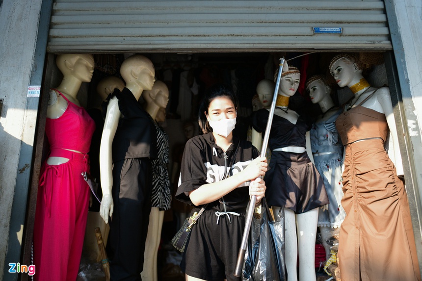 Chợ chân dài manequin vắng khách sau khi Hà Nội nới lỏng giãn cách-6