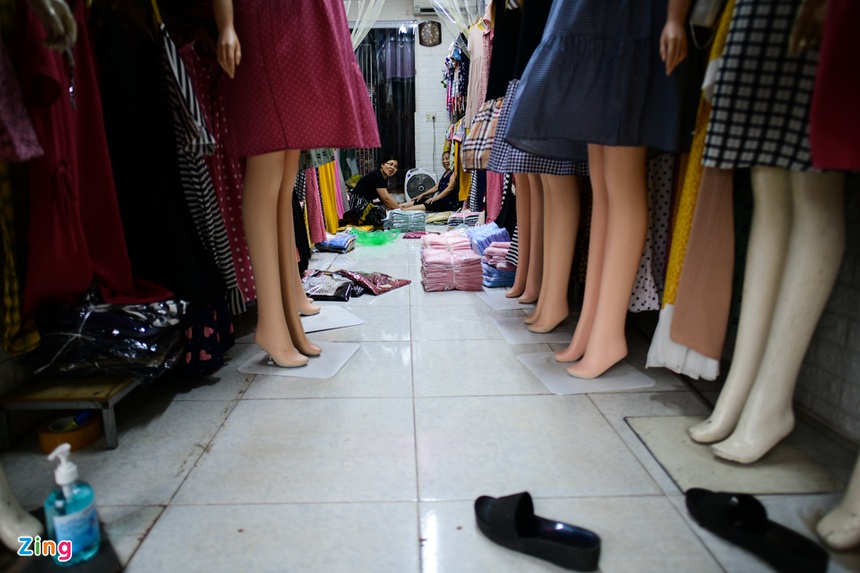 Chợ chân dài manequin vắng khách sau khi Hà Nội nới lỏng giãn cách-7