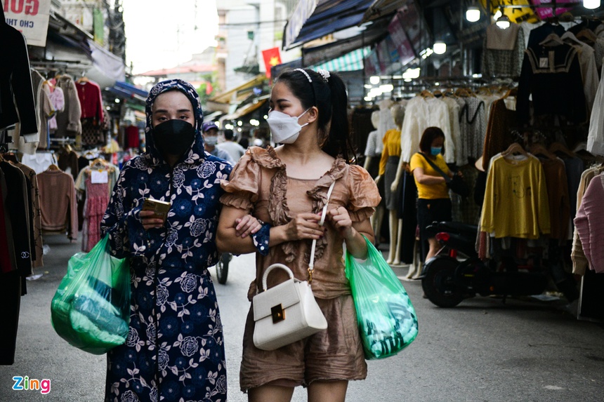Chợ chân dài manequin vắng khách sau khi Hà Nội nới lỏng giãn cách-9