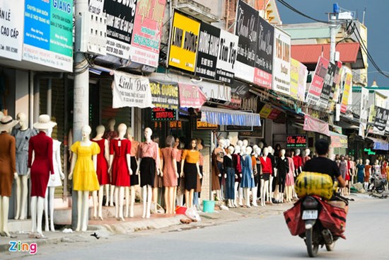 'Chợ chân dài manequin' vắng khách sau khi Hà Nội nới lỏng giãn cách