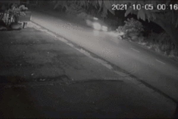 Xe con lấn làn húc bay người đàn ông đi xe máy