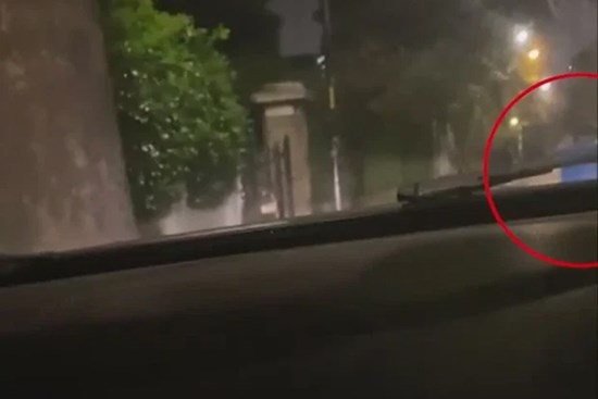 Lái xe ban đêm thấy chiếc thùng rác giữa đường, người phụ nữ phát hiện âm mưu ẩn phía sau, dân mạng chia sẻ rần rần vì quá nguy hiểm