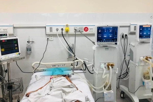 Bố treo chai thuốc trừ sâu trong nhà, bé 11 tuổi uống vì nhầm là sữa-1