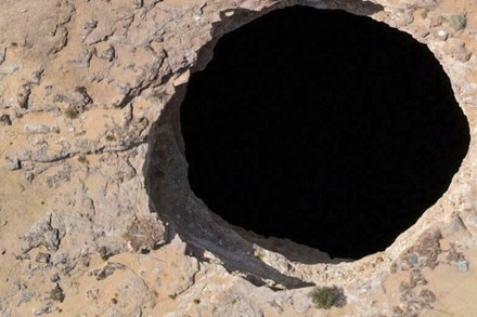 'Giếng địa ngục' được coi là nơi giam quỷ dữ ở Yemen