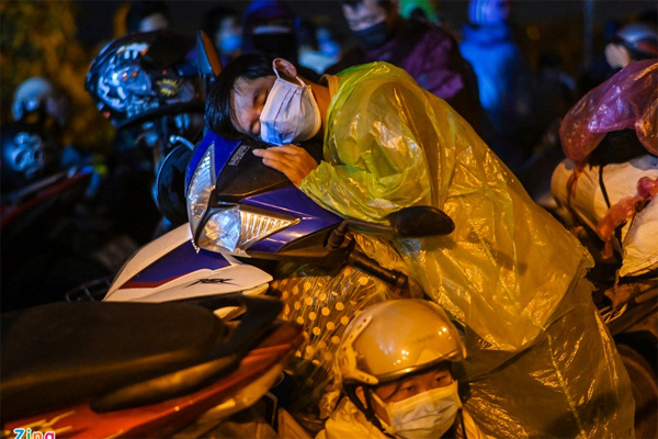 Chiến sĩ CSCĐ đi trực chốt về bị ô tô đâm bay văng xa trên đường: Đoạn clip khiến tất cả lạnh gáy-2