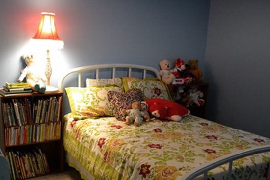 Con trai 6 tuổi cứ nửa đêm lại lén lút vào phòng bà nội, ông bố nghi ngờ theo dõi thì phát hiện sự thật khiến mình bật khóc