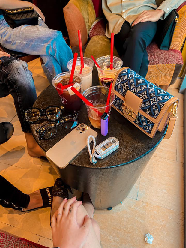 Lật lại loạt chiêu trò phông bạt lùa gà” của hot girl/ hot boy tài chính: Các chủ tịch” xếp hàng chụp hình với xe sang, khoe kiếm tiền tỷ vẫn đi mượn 500k để ăn-8