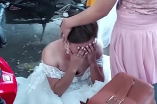 Đến nhà hàng, cô dâu sững sờ phát hiện 