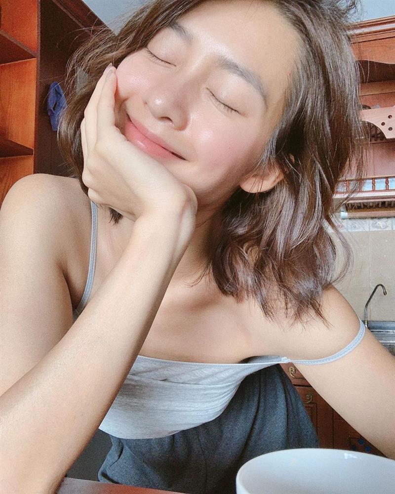 Mặt mộc gây sốc của Khả Ngân: Da căng bóng không tỳ vết nhờ skincare ít bước, dùng toàn đồ chất lượng-3