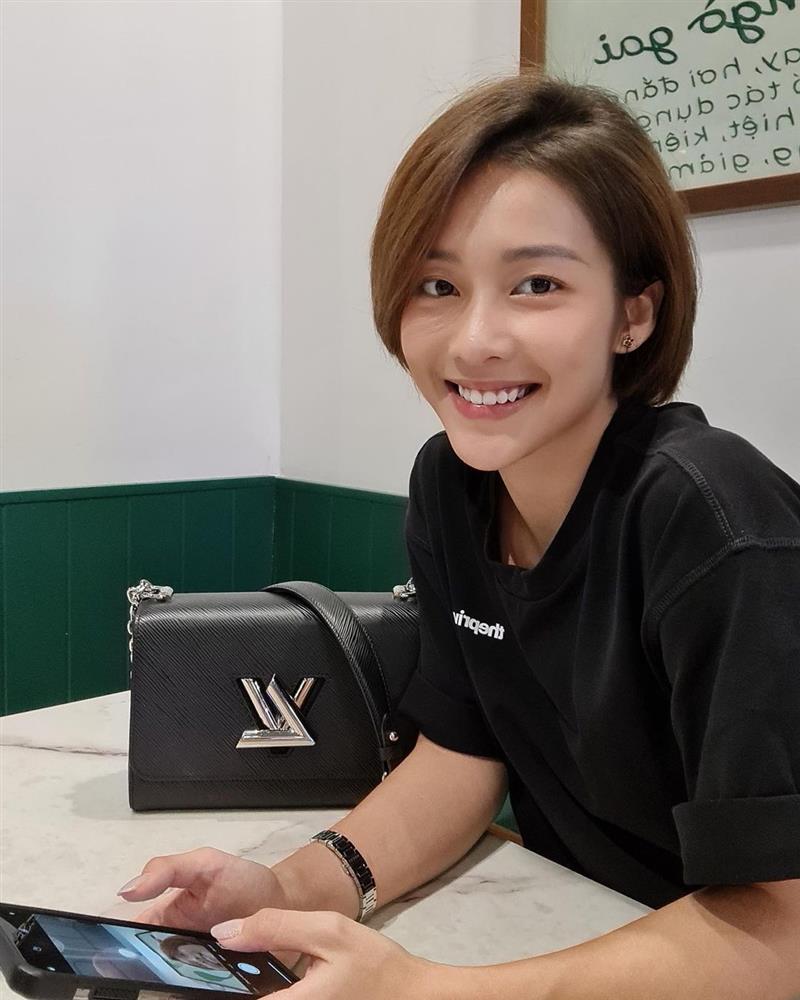 Mặt mộc gây sốc của Khả Ngân: Da căng bóng không tỳ vết nhờ skincare ít bước, dùng toàn đồ chất lượng-4