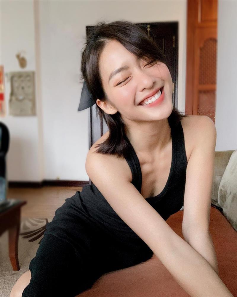 Mặt mộc gây sốc của Khả Ngân: Da căng bóng không tỳ vết nhờ skincare ít bước, dùng toàn đồ chất lượng-5