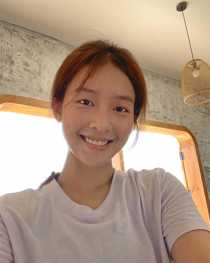 Mặt mộc gây sốc của Khả Ngân: Da căng bóng không tỳ vết nhờ skincare ít bước, dùng toàn đồ chất lượng-6