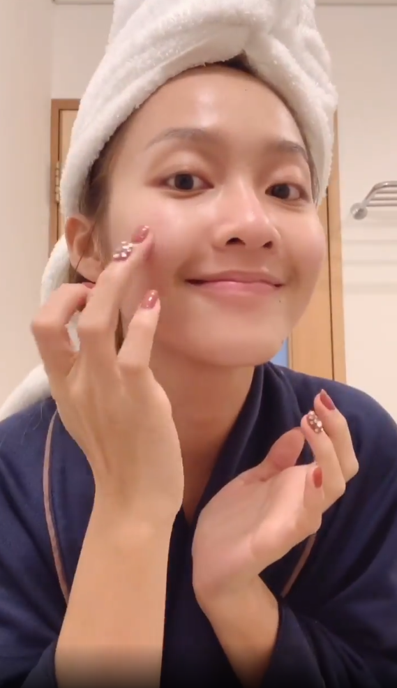 Mặt mộc gây sốc của Khả Ngân: Da căng bóng không tỳ vết nhờ skincare ít bước, dùng toàn đồ chất lượng-7