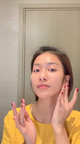 Mặt mộc gây sốc của Khả Ngân: Da căng bóng không tỳ vết nhờ skincare ít bước, dùng toàn đồ chất lượng-9